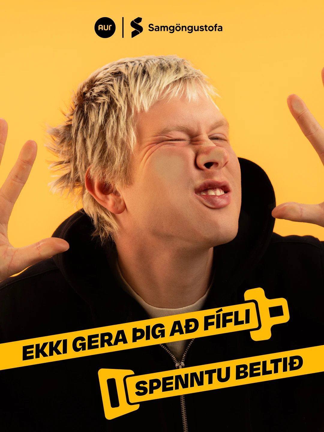Áhrifavaldur í Spenntu beltið herferð Samgöngustofu og AUR, gerir svip og setur hendur upp